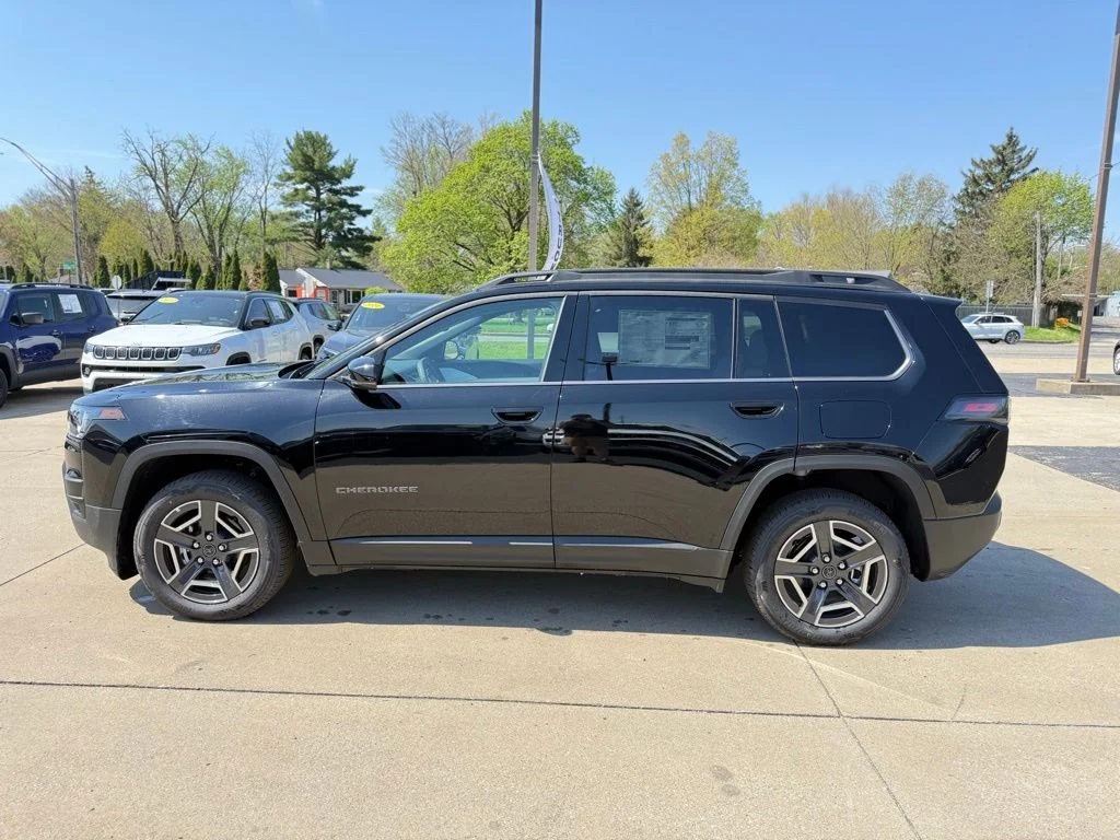 New 2026 Diamond Black Crystal Pearl-Coat Exterior Paint Jeep Limited image 4
