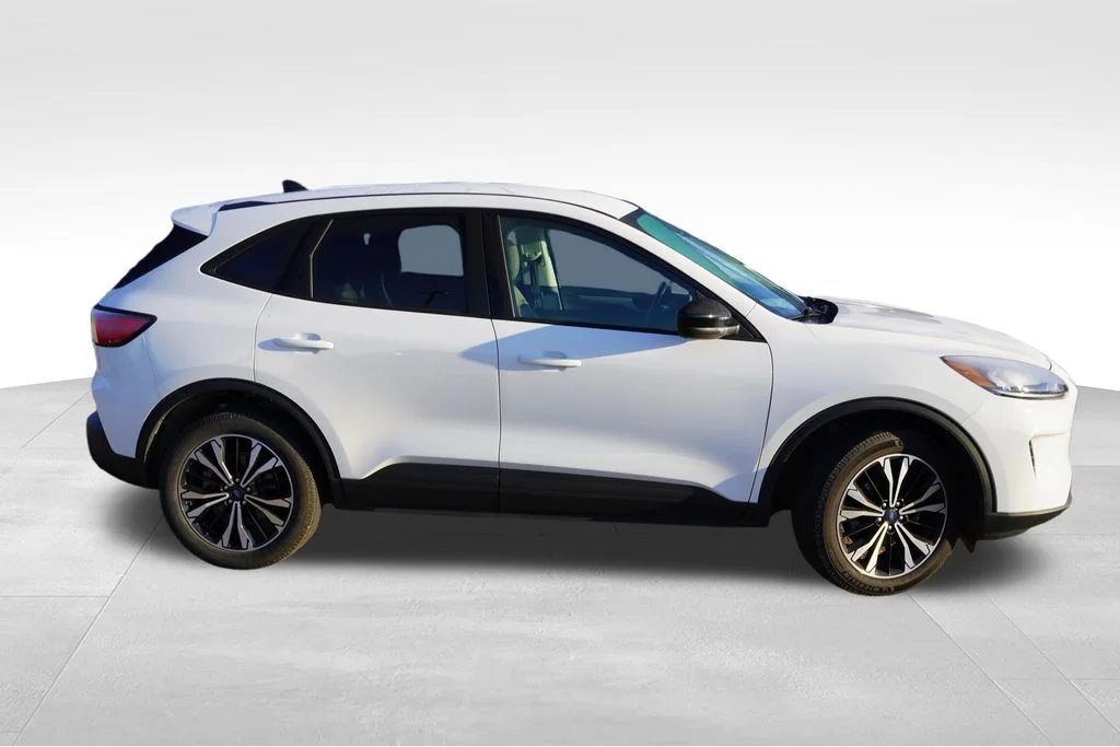 Used 2022 Oxford White Ford SE image 2