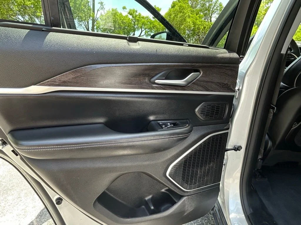Used 2023 Silver Jeep 4xe image 53