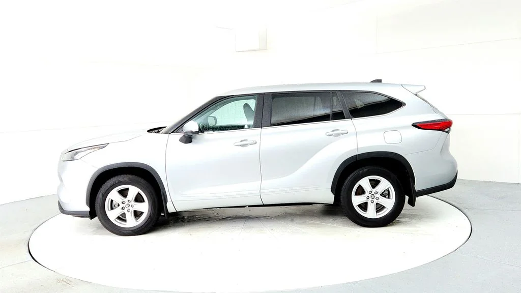 Used 2023 Silver Toyota LE image 3