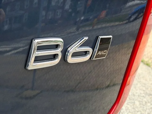 Used 2023 Denim Blue Metallic Volvo B6 Plus 6-Seater image 33