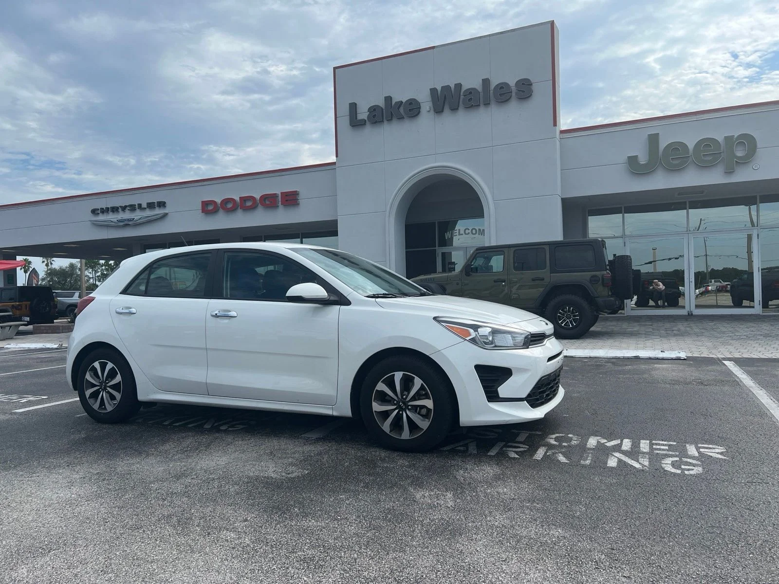 Used 2021 White Kia S image 3