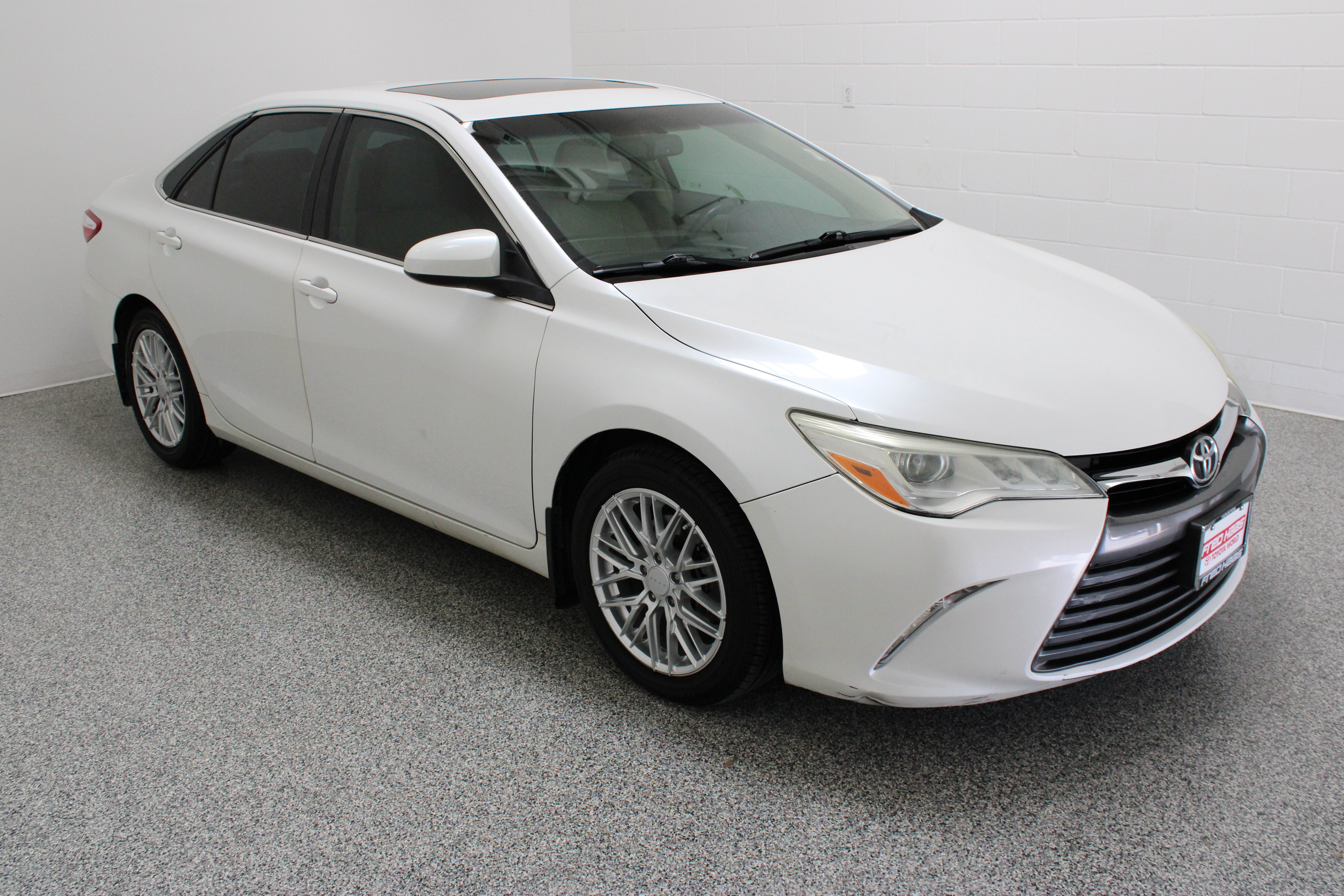 Used 2015 Blizzard Pearl Toyota XLE 3.5L image 4
