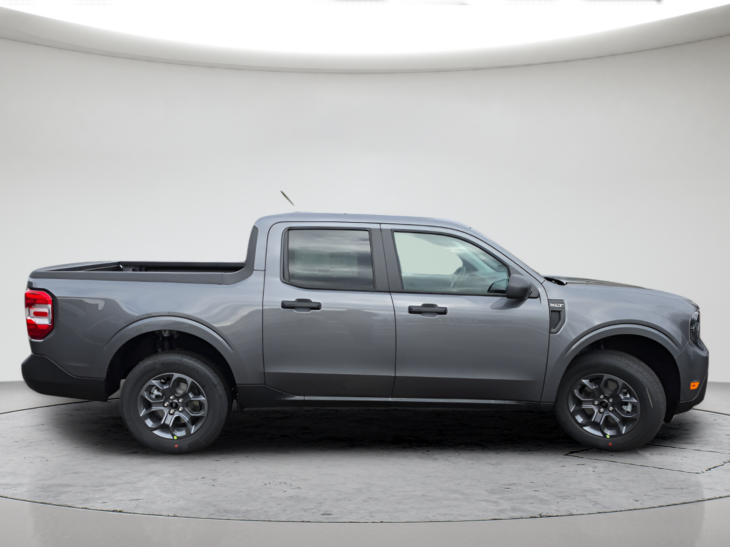 New 2026 Carbonized Gray Metallic Ford XLT image 3