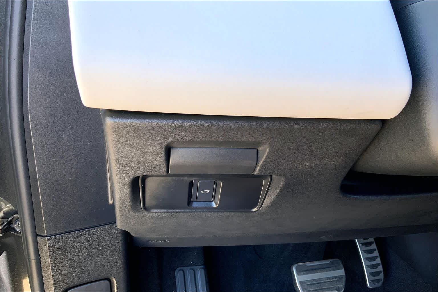 New 2026 Carpathian Grey Land Rover Hoxton Edition image 18