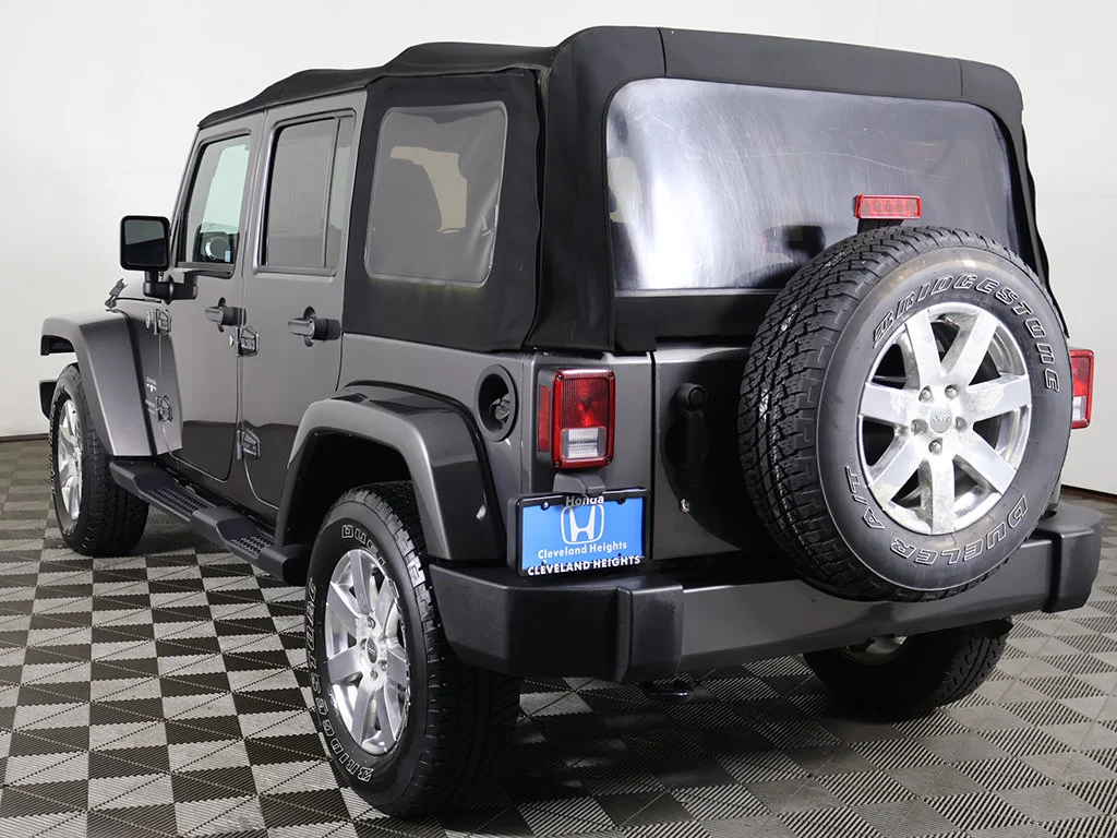 Used 2018 Crystal Metallic Jeep Unlimited Sahara image 4