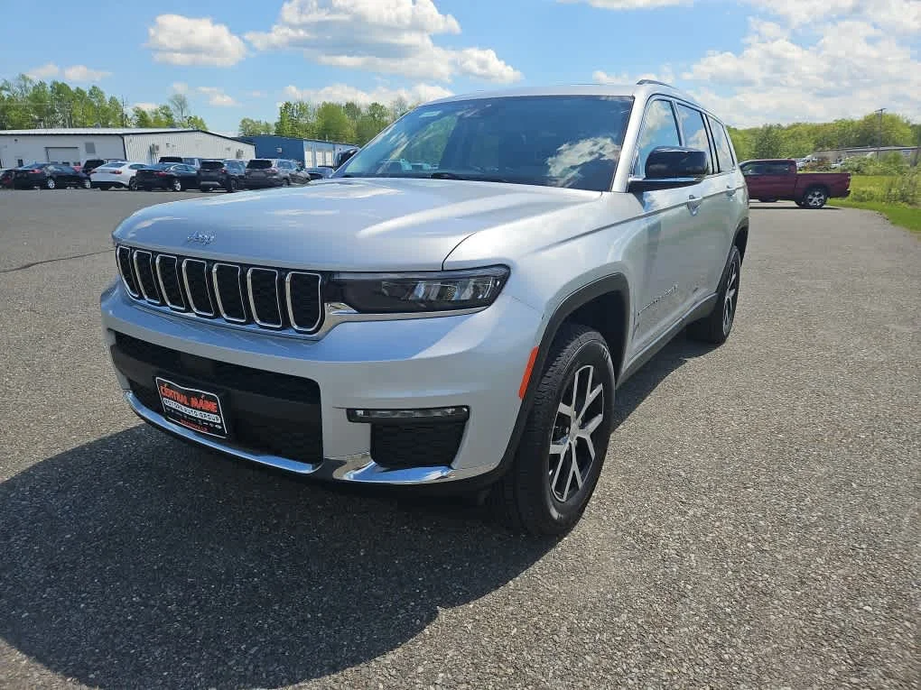 Used 2023 Silver Zynith Jeep Limited image 1