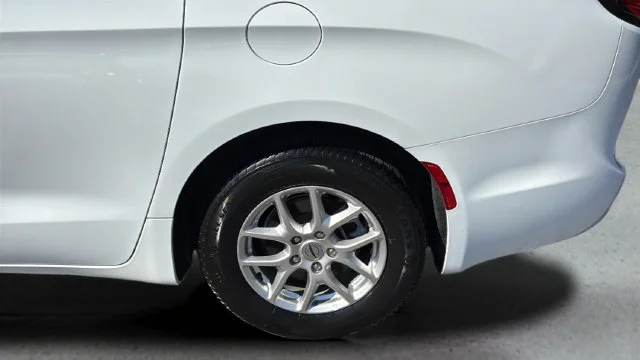 Used 2025 White Chrysler Select image 39