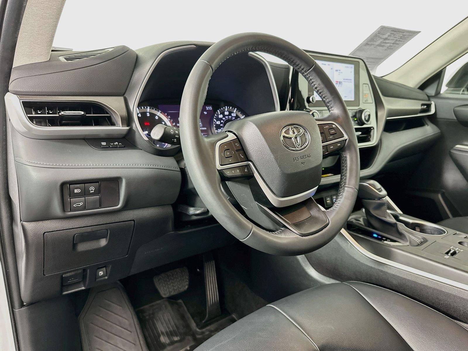 Used 2023 Pearl Toyota XLE image 9