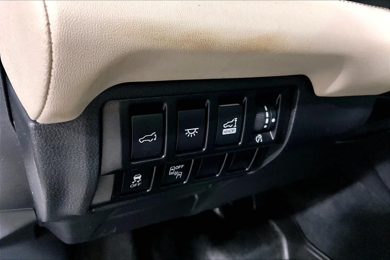Used 2022 Crystal White Pearl Subaru Limited image 32