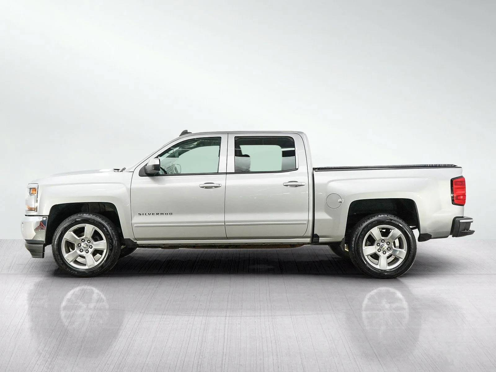 Used 2017 Chevrolet Silverado 1500 LT with VIN 3GCUKREC0HG225934 for sale in Bloomington, Minnesota