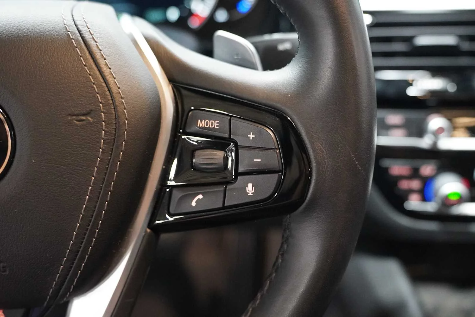 Used 2019 Black Sapphire Metallic BMW 540i xDrive image 21