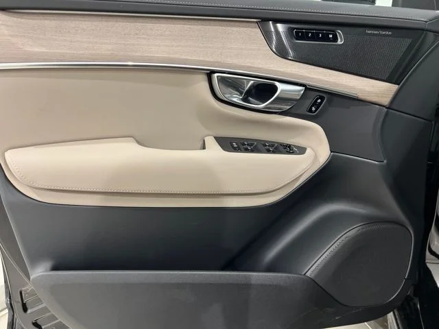 New 2026 Black Volvo B6 Plus 7-Seater image 10