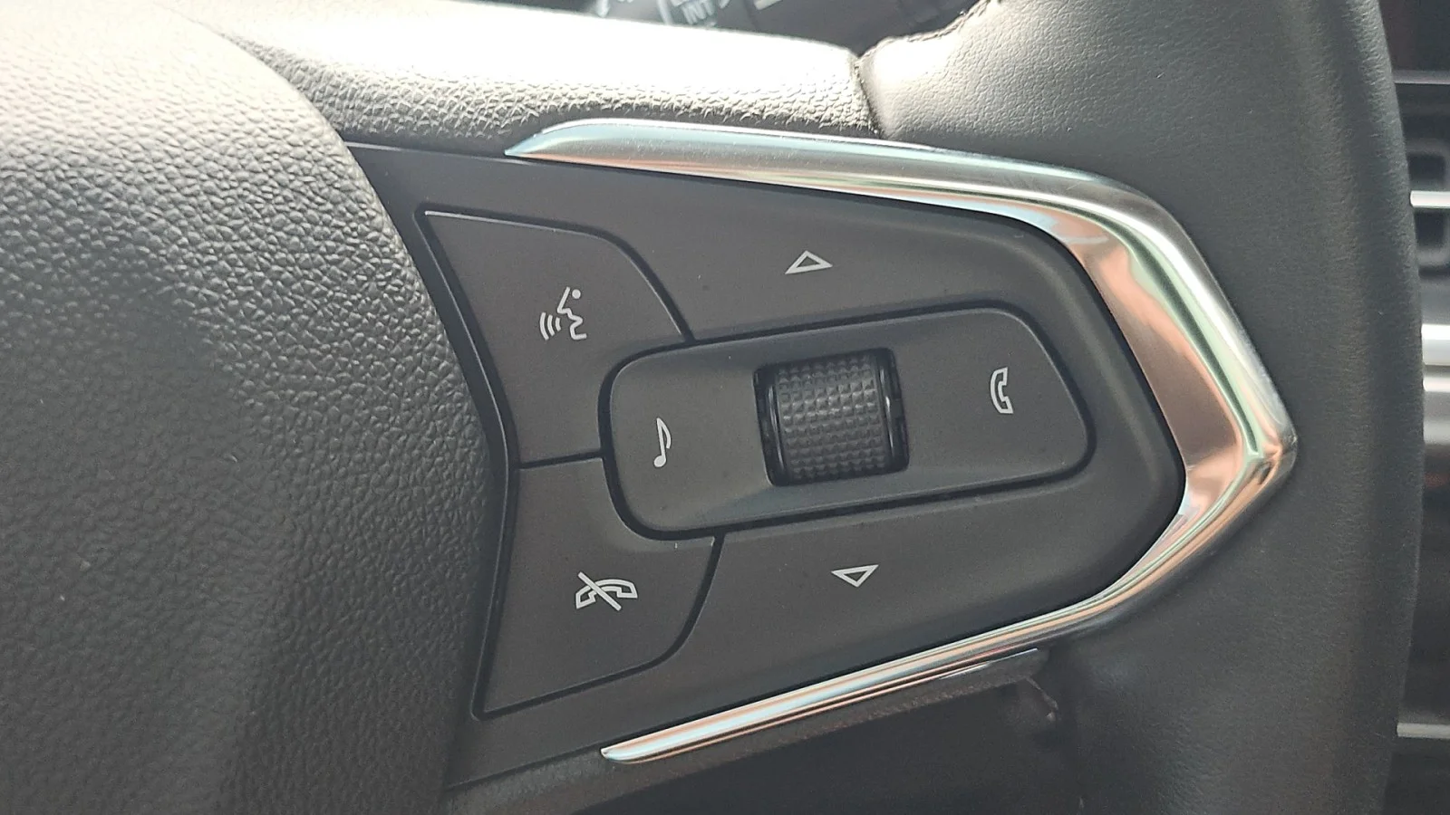 Used 2024 White Chevrolet ACTIV image 19