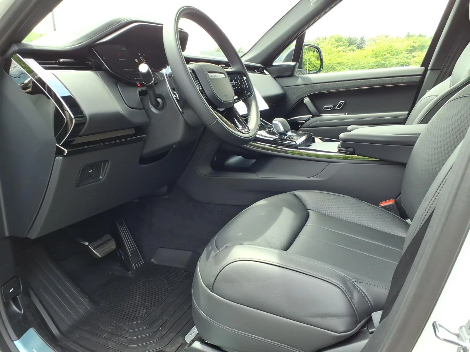 New 2026 Fuji White Land Rover Dynamic SE image 17