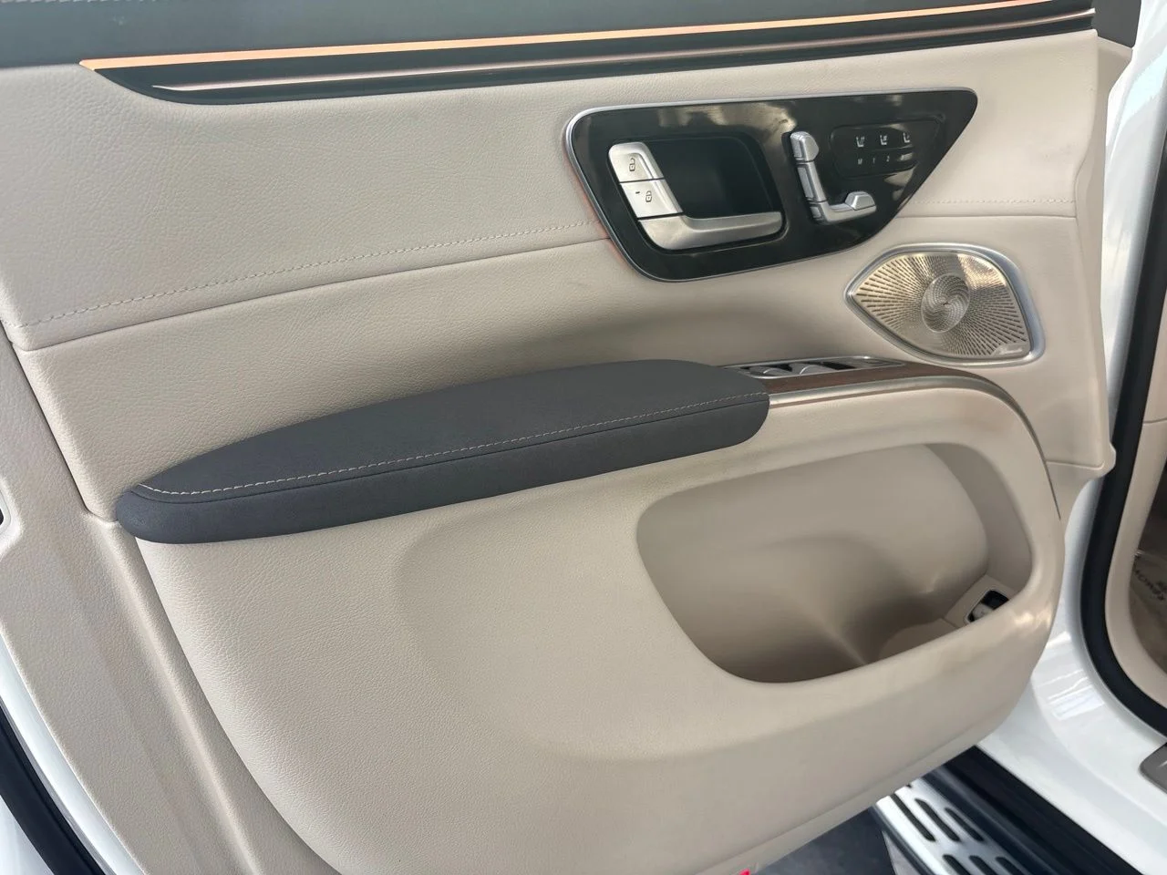 Certified Used 2023 White Mercedes-Benz 450 Sports Utility Premium Trim image 8