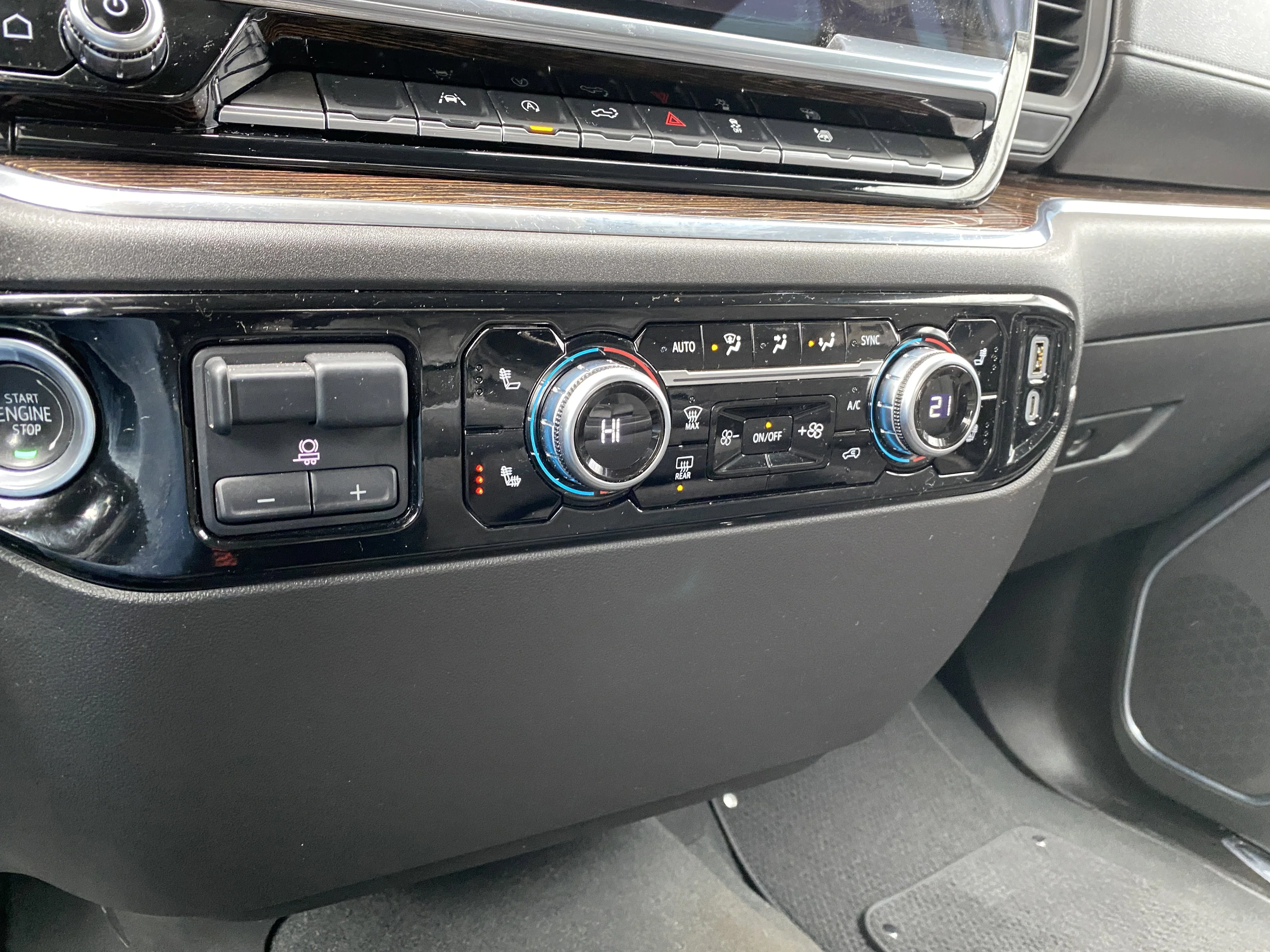 Used 2024 Black GMC Crew Cab Elevation * 6 PASSENGER * DUAL CLIMATE * RADAR CRUISE * image 17