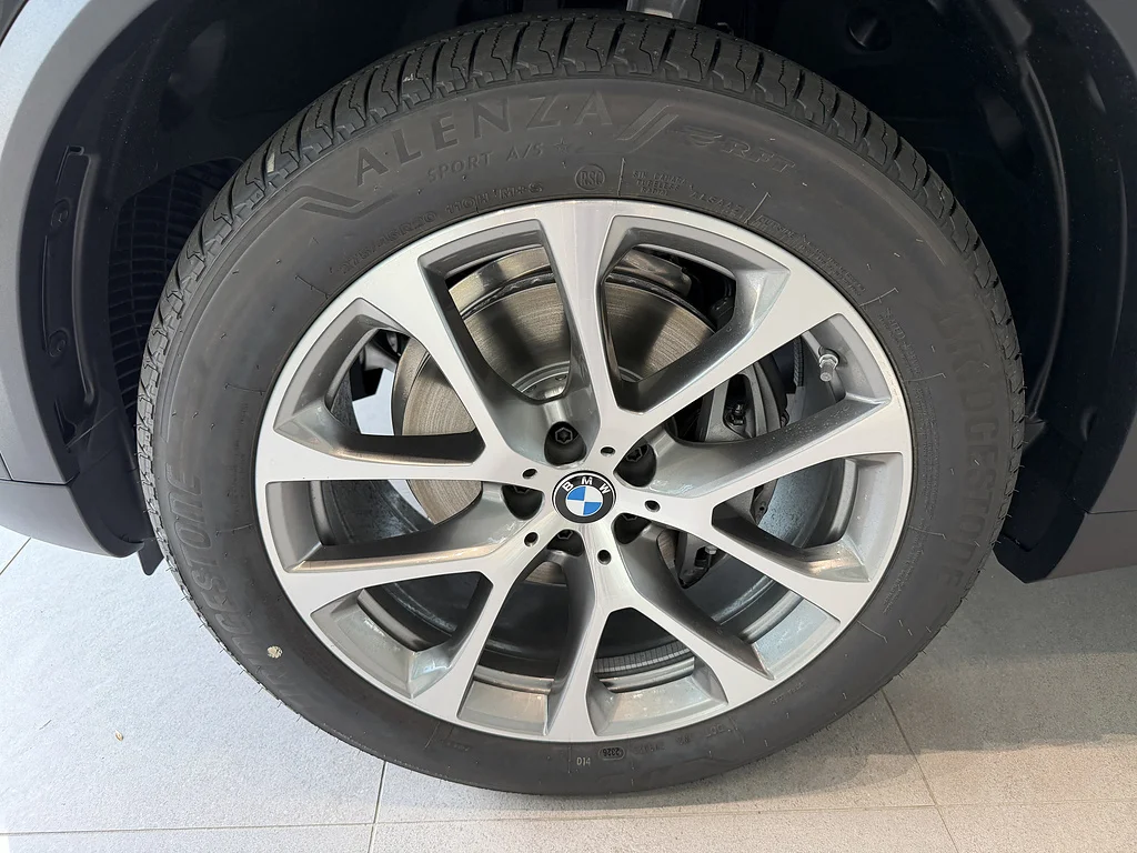 New 2026 Black Sapphire Metallic BMW xDrive40i image 8