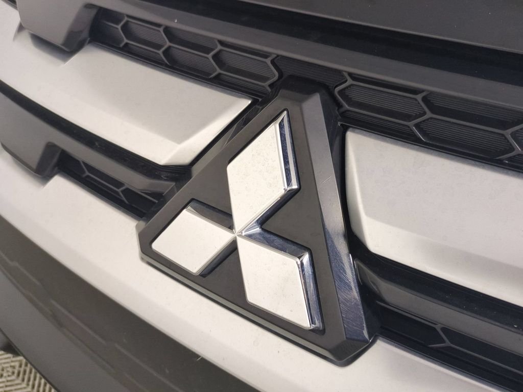 Used 2024  Mitsubishi 2.0 ES image 13