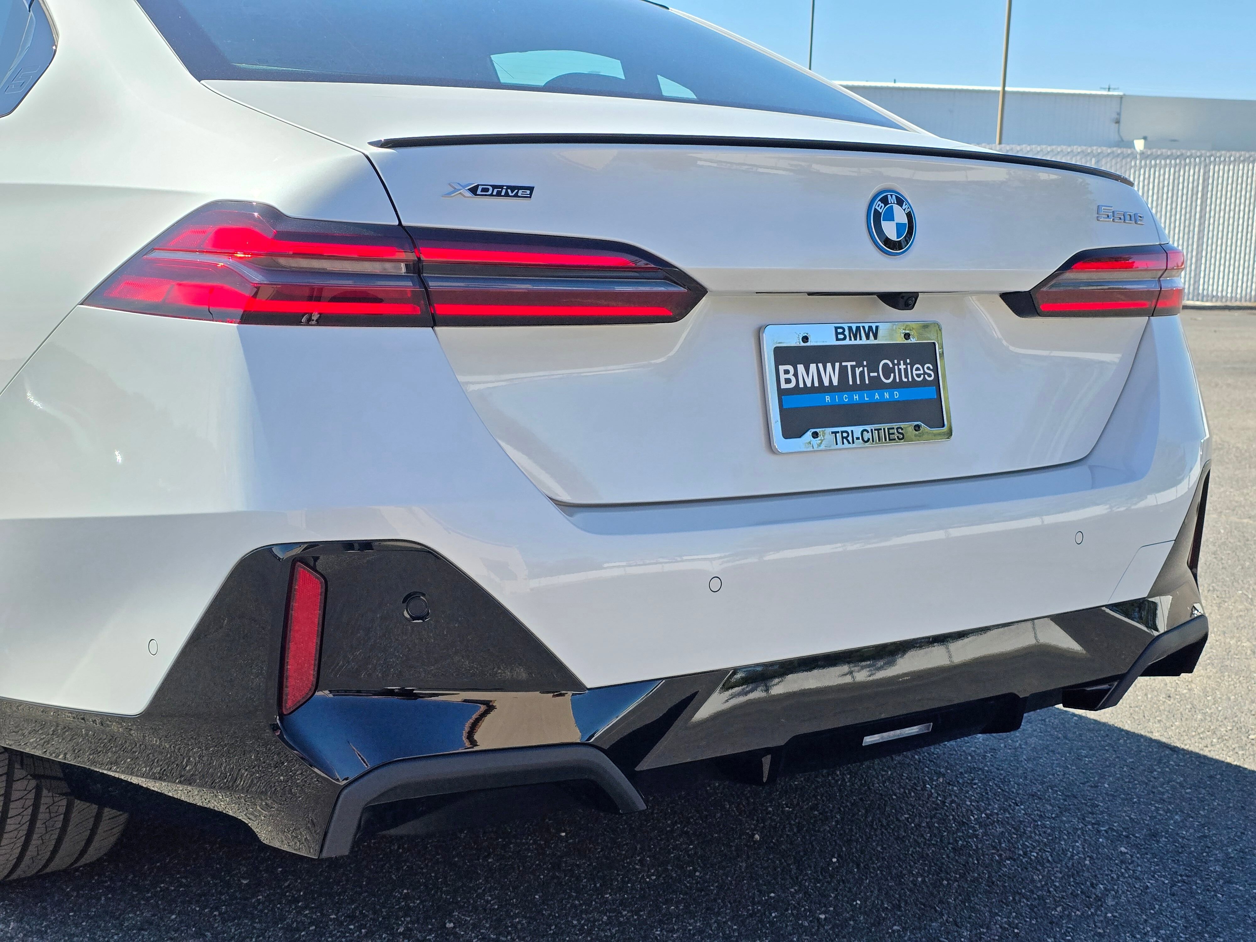 2026 BMW 5 Series 550e - Photo 38