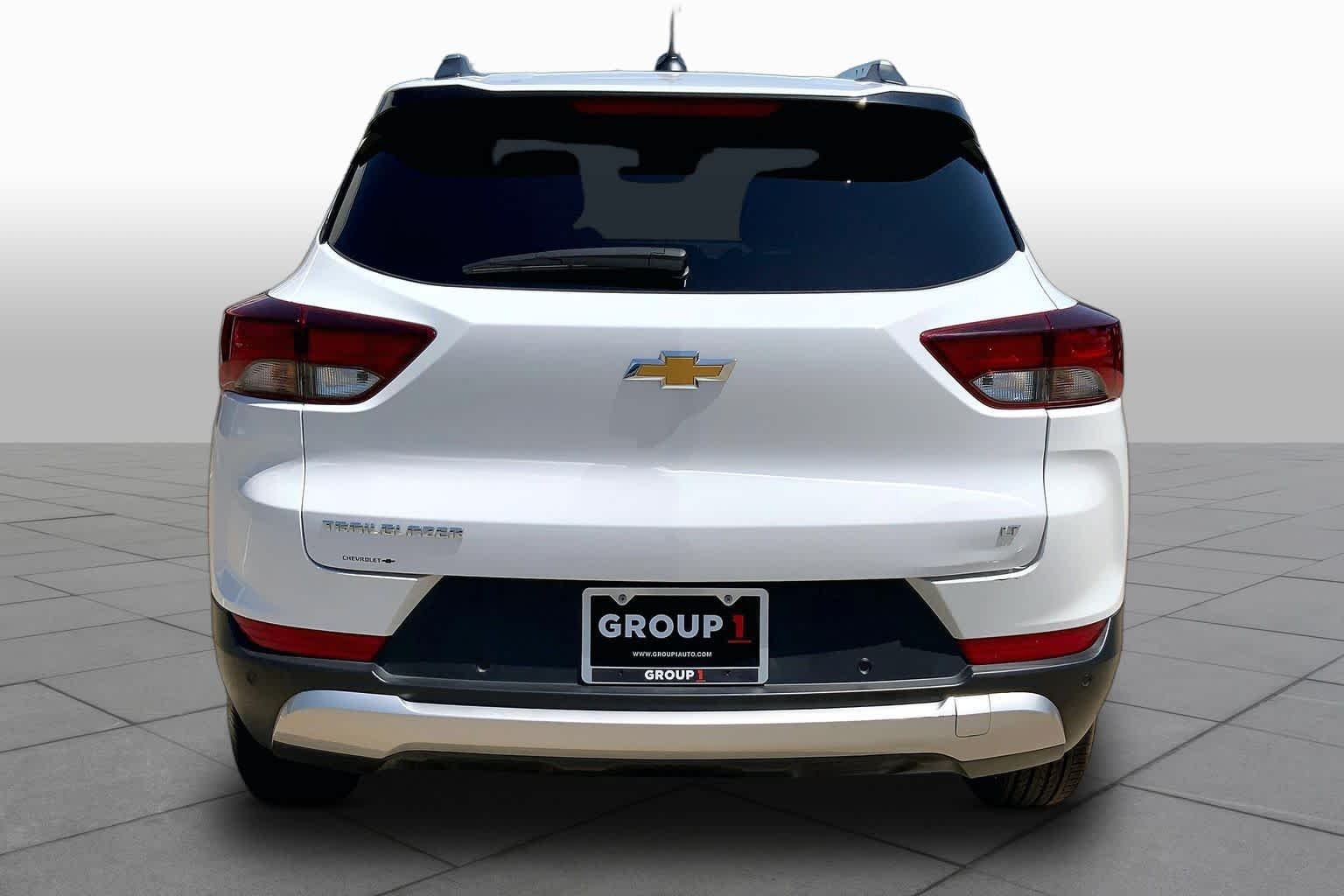 Used 2026 Summit White Chevrolet LT image 5