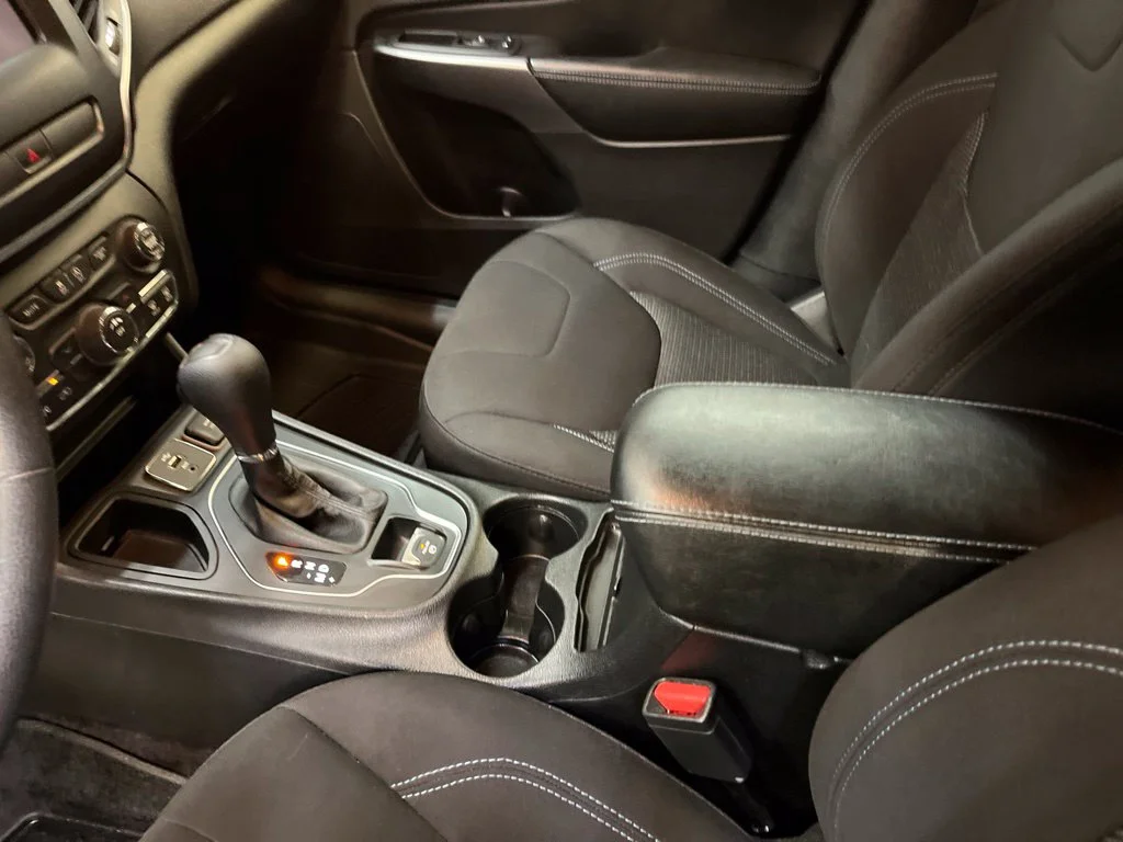 Used 2019 Red Jeep Latitude image 14