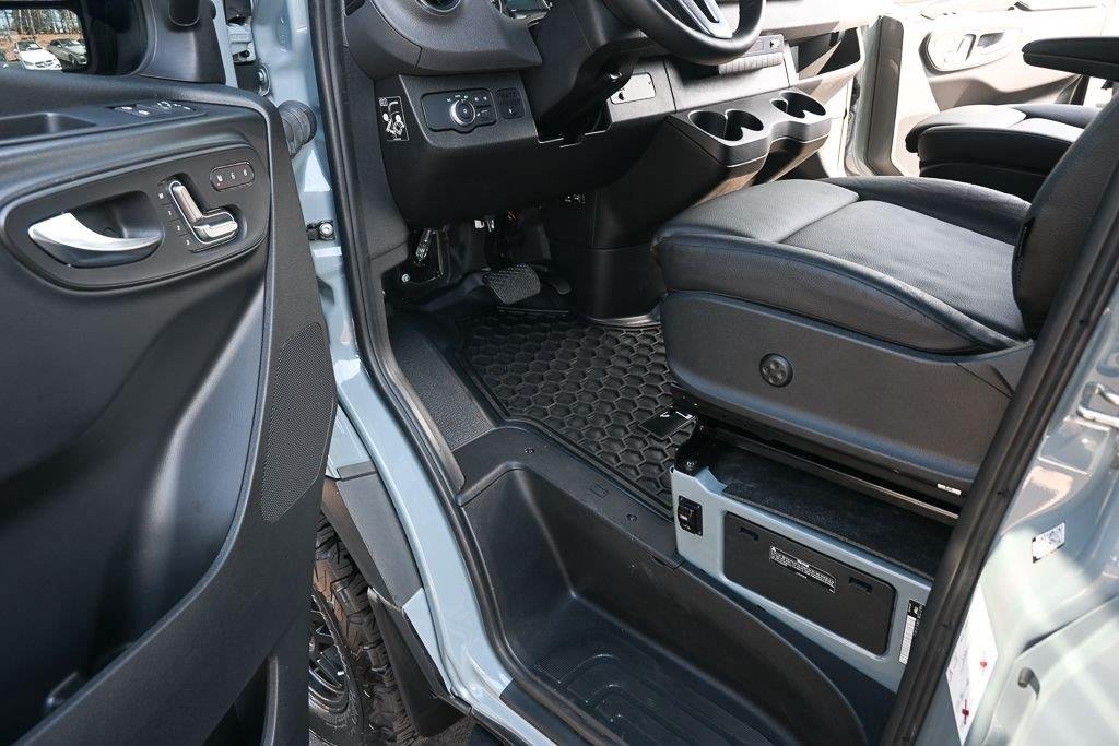 Used 2025 Blue Grey Tiffin  image 9
