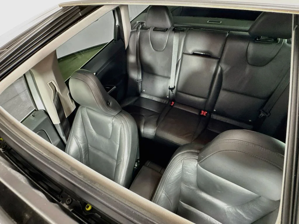 Used 2014 Silver Volvo  image 25