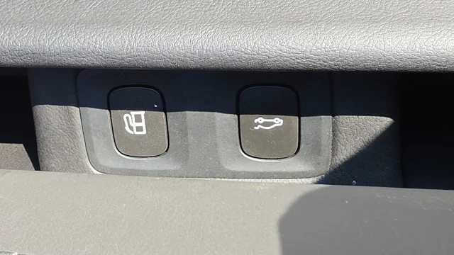 Used 2016 Radiant Silver Metallic Cadillac Base image 29