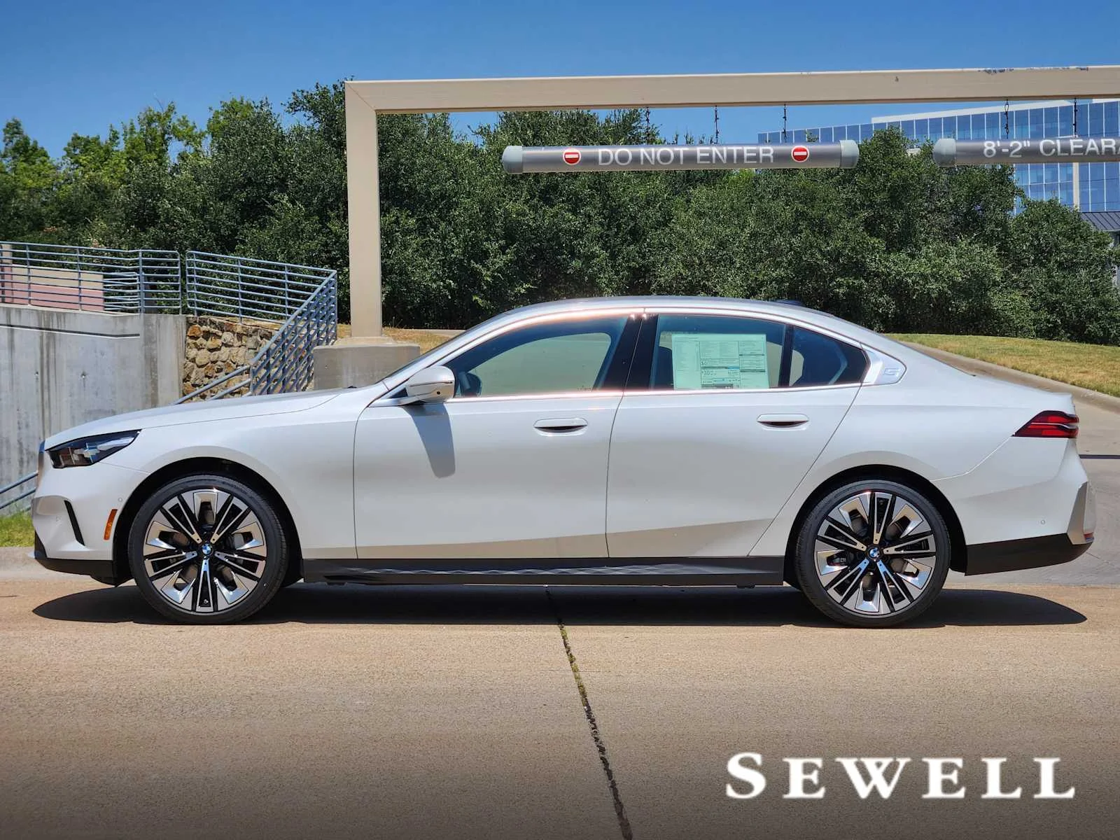 New 2027 Mineral White Metallic BMW 530i xDrive image 2