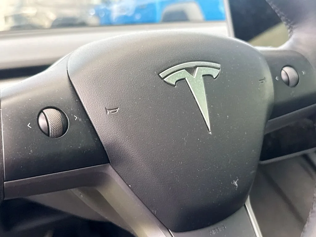 Used 2023  Tesla Base image 16