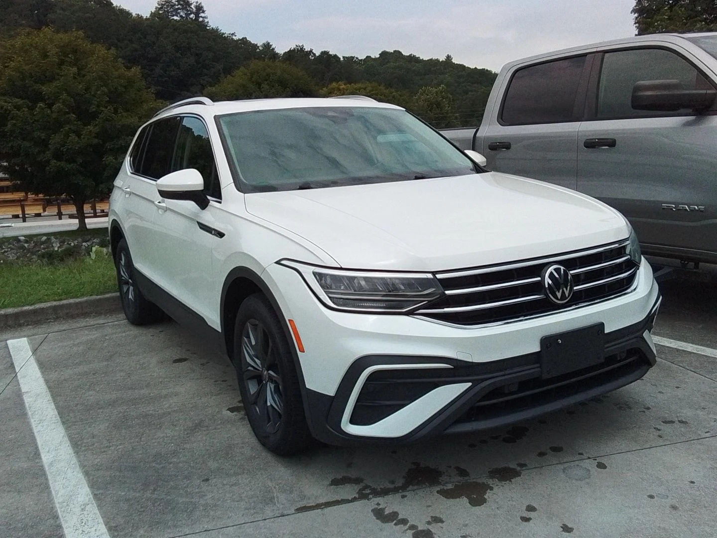 Used 2023 Opal White Pearl Effect Volkswagen SE image 1