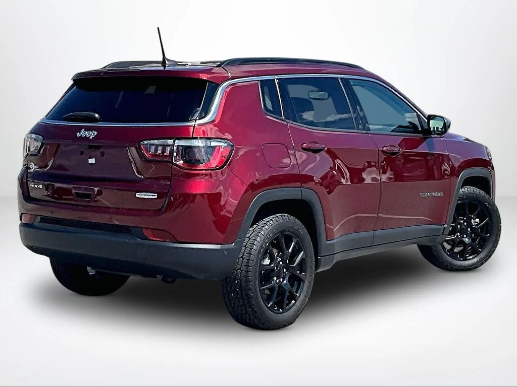 Used 2022 Red Jeep Latitude Lux image 3