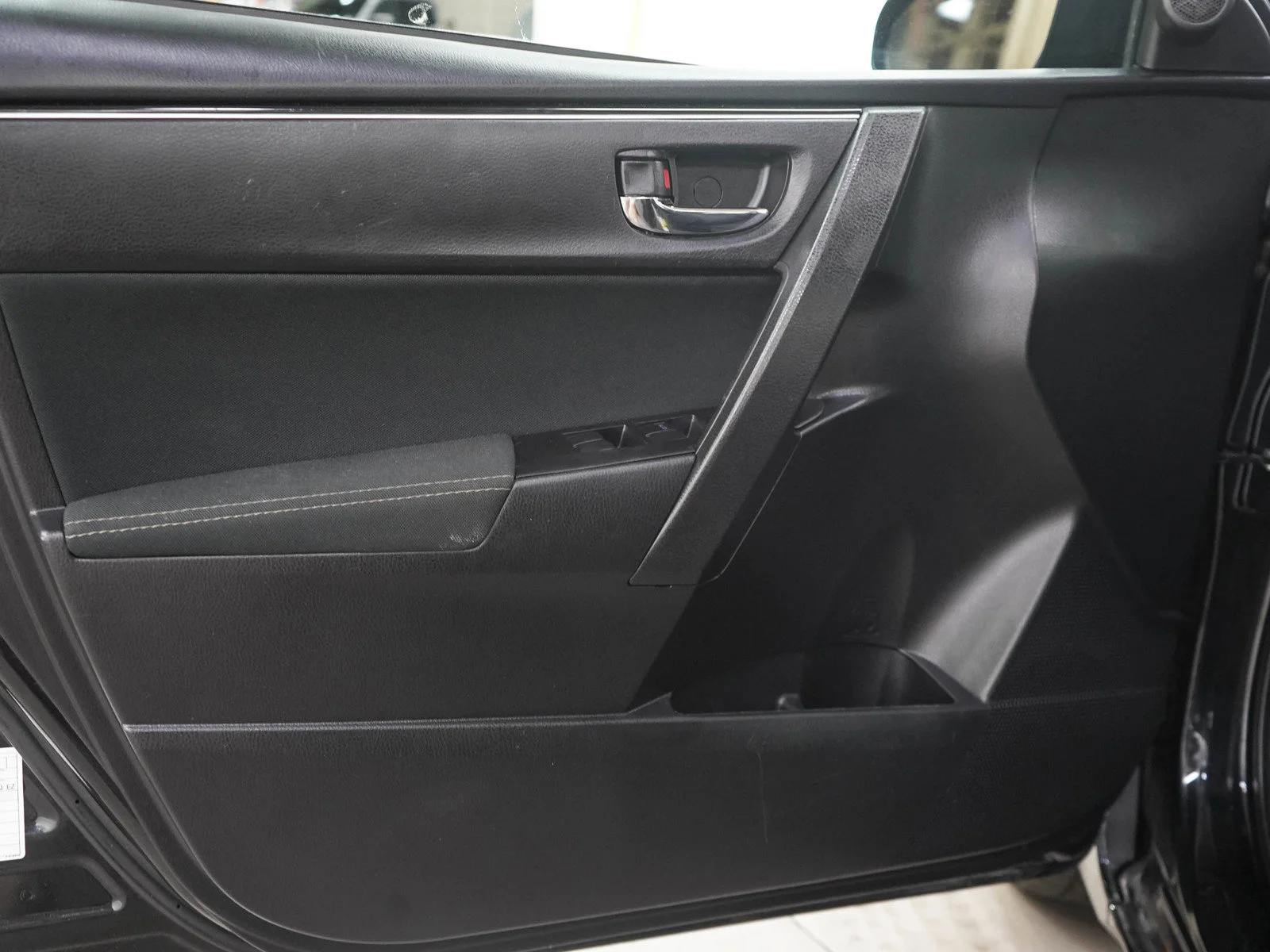 Used 2018  Toyota LE image 17