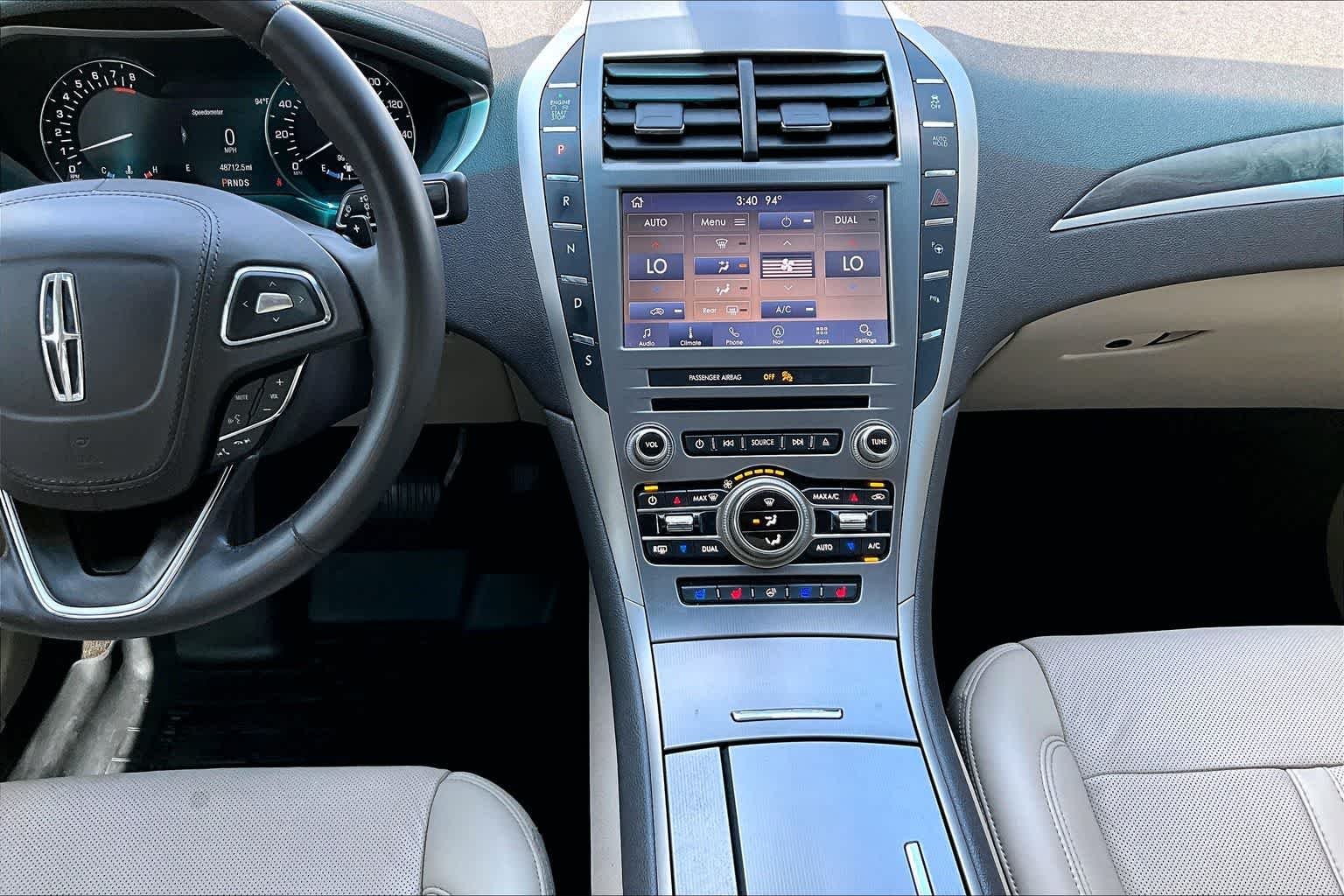 Used 2020 White Platinum Metallic Tri-Coat Lincoln Reserve image 7