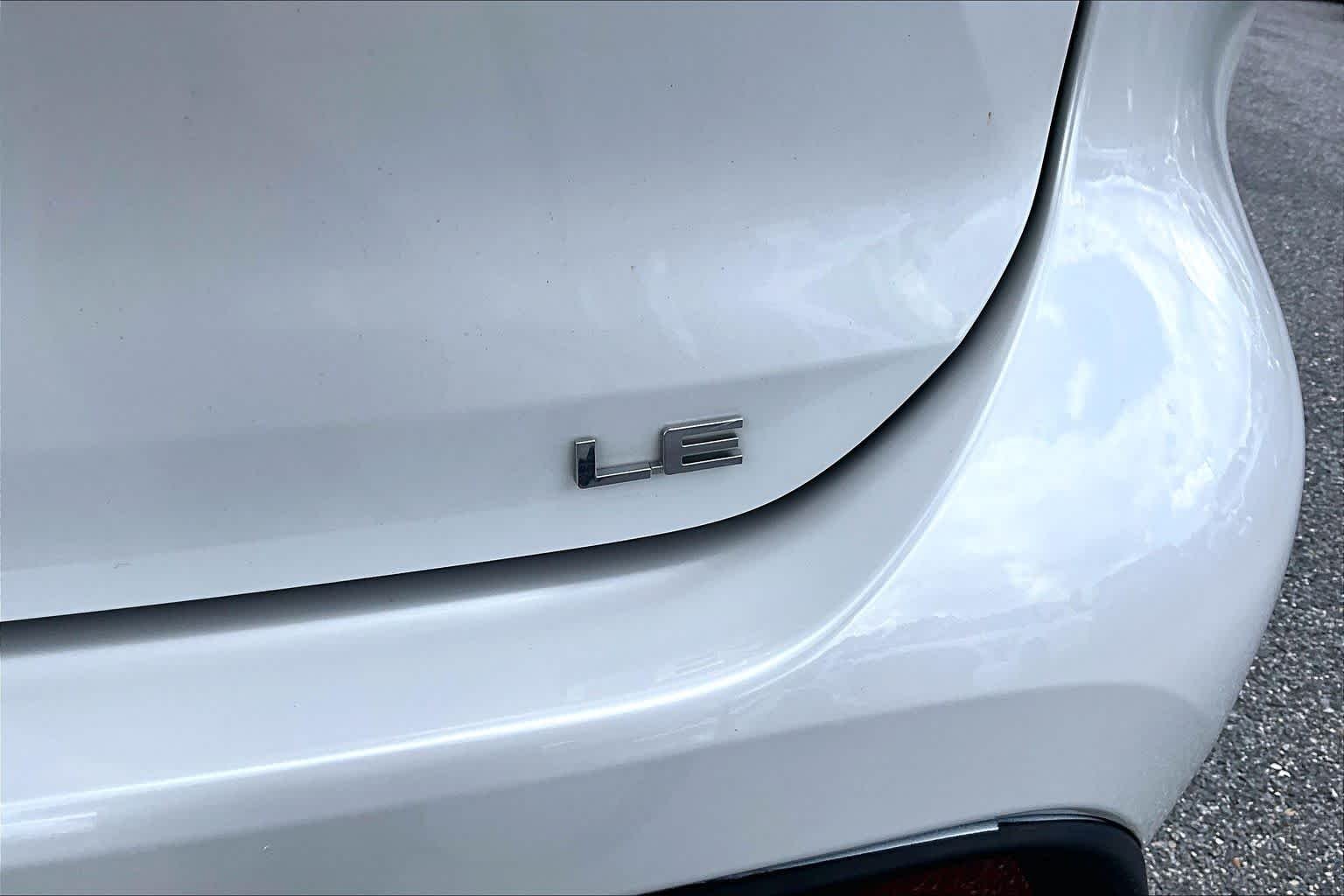 Used 2023 Wind Chill Pearl Toyota LE image 10