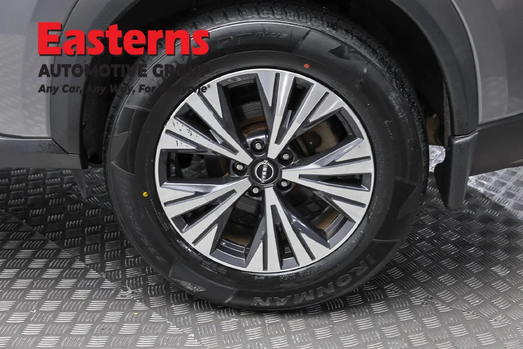 Used 2023 Gray Nissan SV image 8
