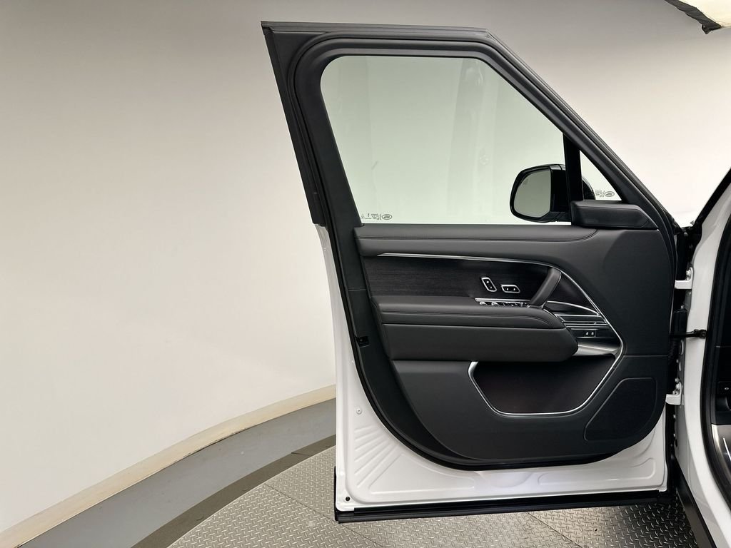 New 2027 Fuji White Land Rover SE image 9