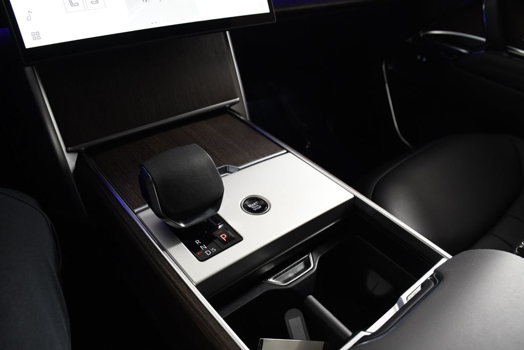 New 2026 Santorini Blk Land Rover SE image 31