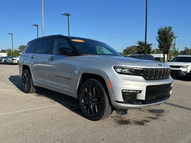 Used 2025  Jeep Summit image 5