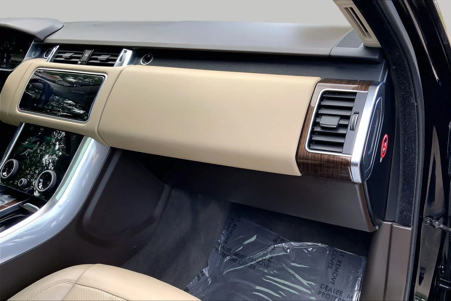 Used 2018 Narvik Black Land Rover HSE image 17