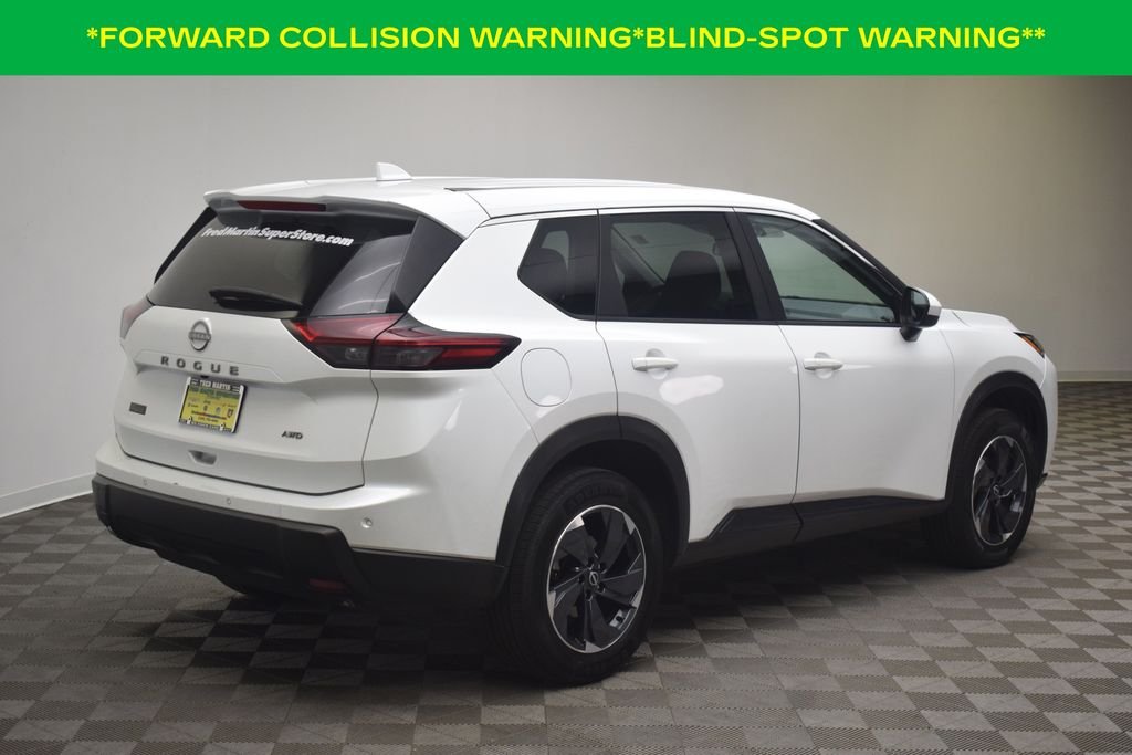 Used 2025 Everest White Pearl Nissan SV image 5