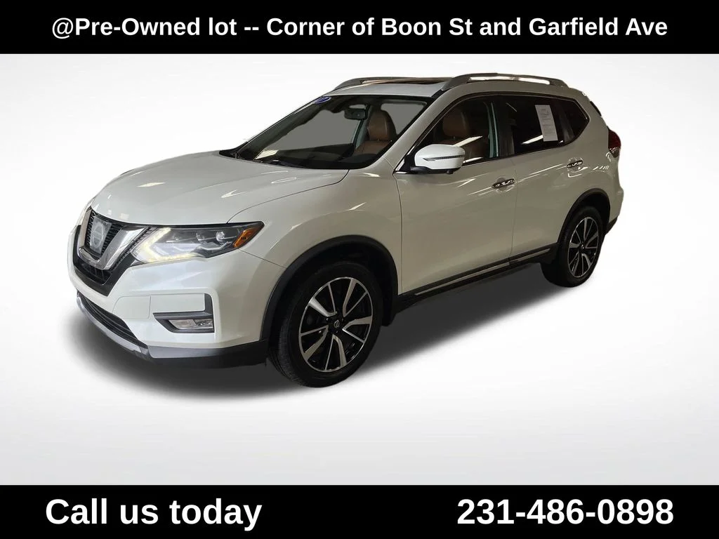 Used 2017  Nissan SL image 1