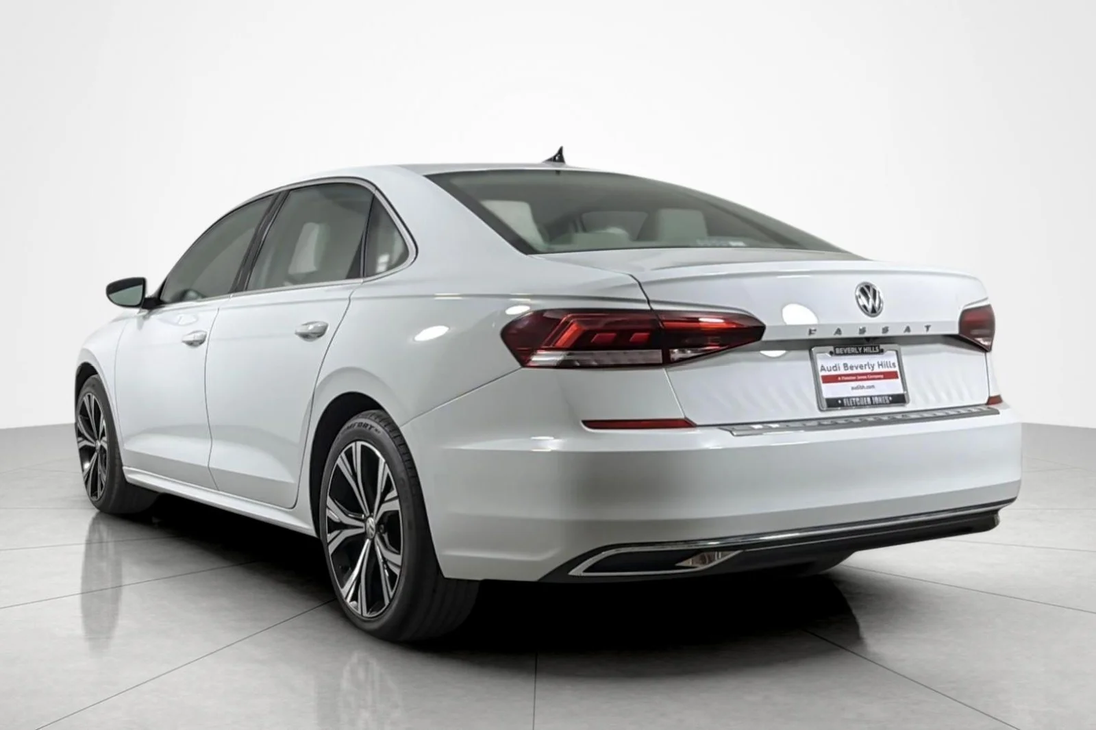 Used 2022 Pure White Volkswagen 2.0T SE Auto image 3