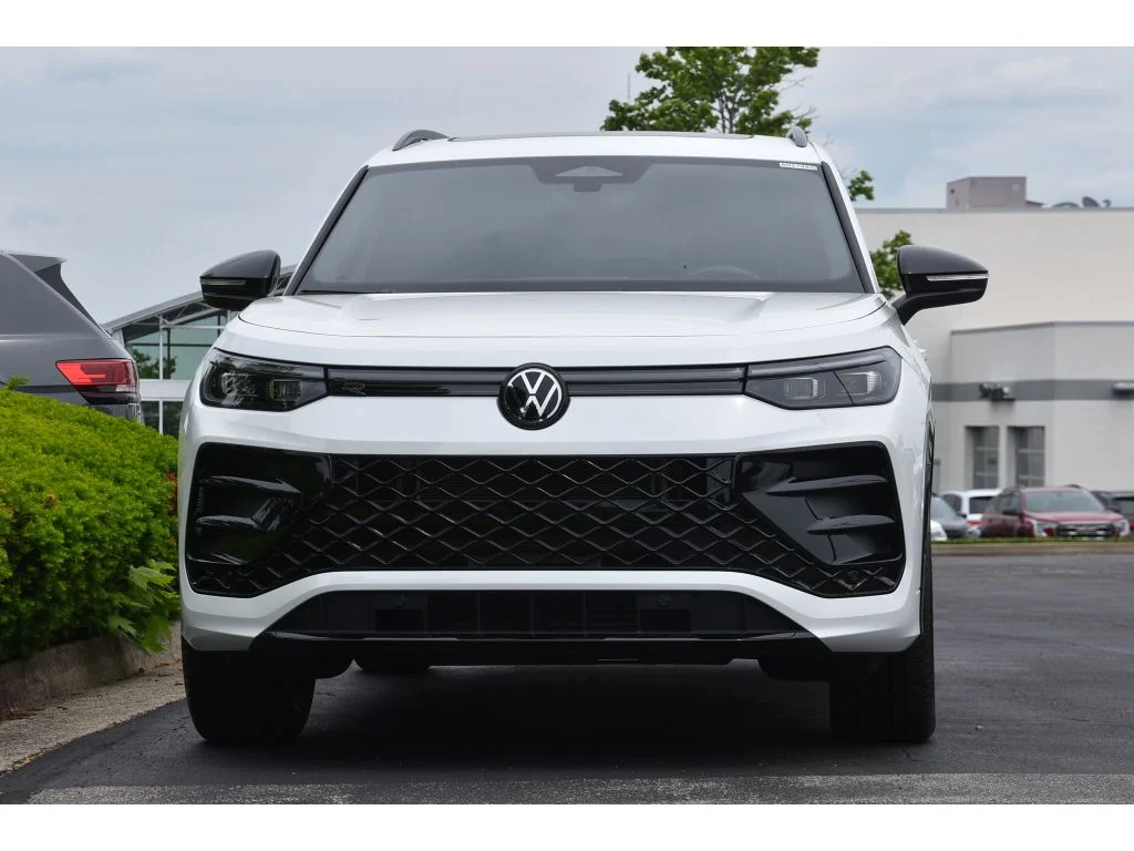 Used 2025 Opal White Pearl Volkswagen SE R-Line Black image 9
