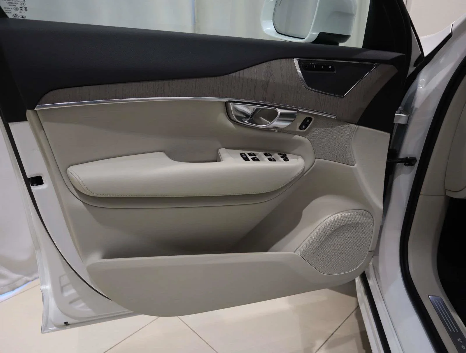 Used 2025 White Volvo Plus image 19