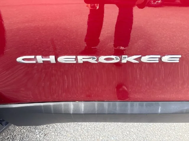 Used 2019 Velvet Red Pearlcoat Jeep Latitude Plus image 30