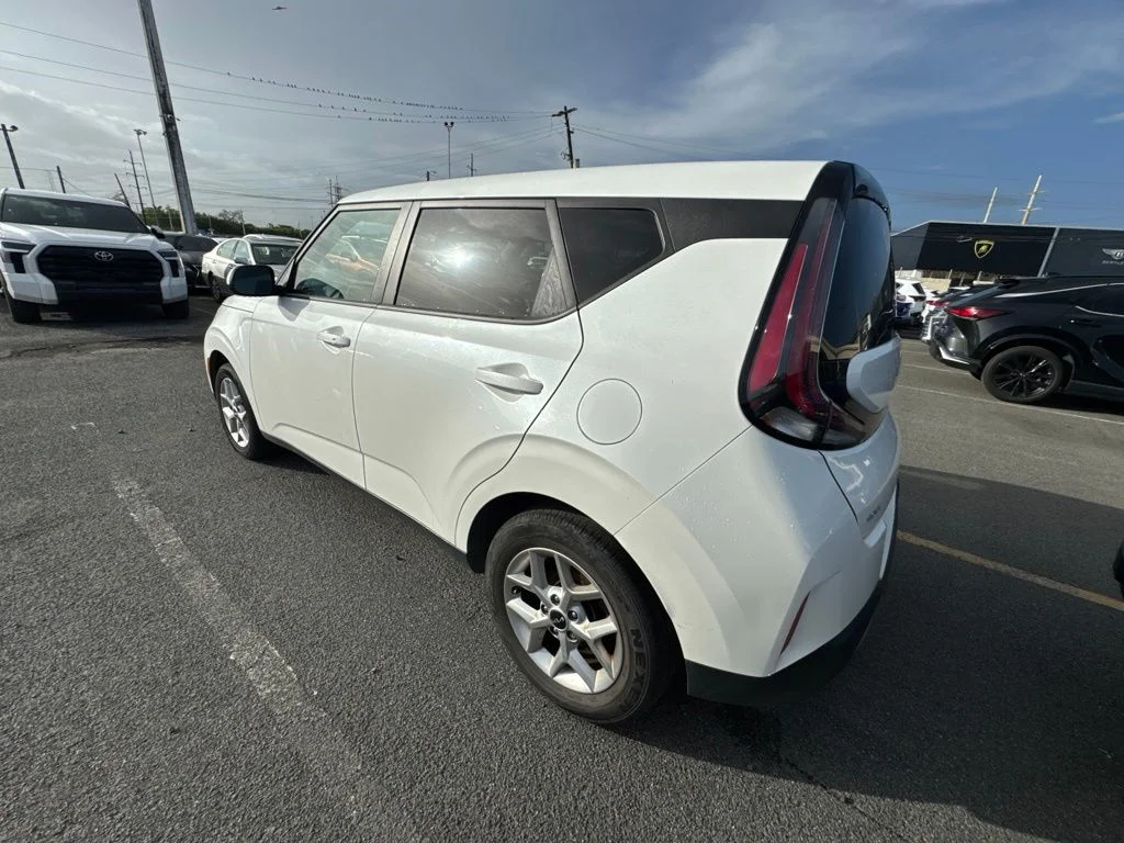 Used 2024 White Kia S image 7