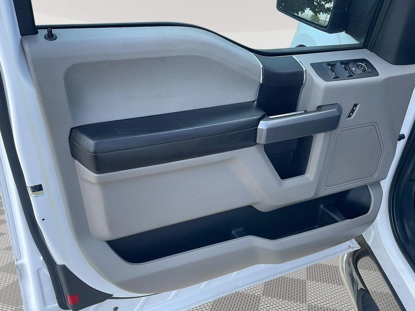 Used 2015 Oxford White Ford XLT image 10