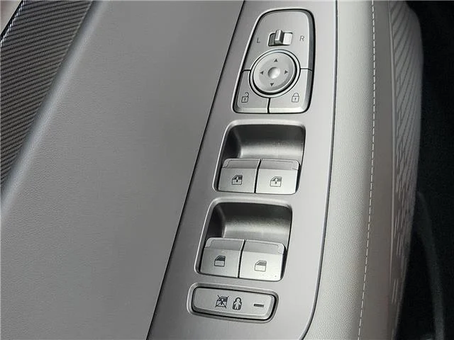 Used 2025 Silver Hyundai SEL Front-Wheel Drive image 17